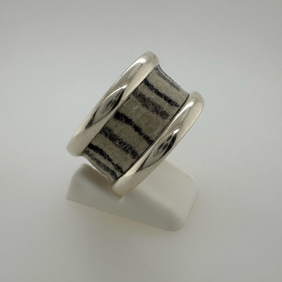 Sterling Silver Ring w/ Snake Skin Inlay - Picture 2 of 7
